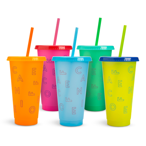vaso de plástico con popote